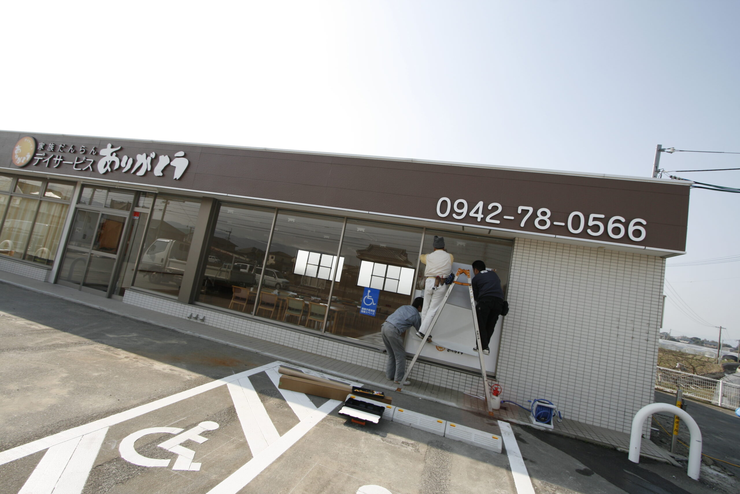 大きな窓ガラス面を利用したインクジェットシート貼り